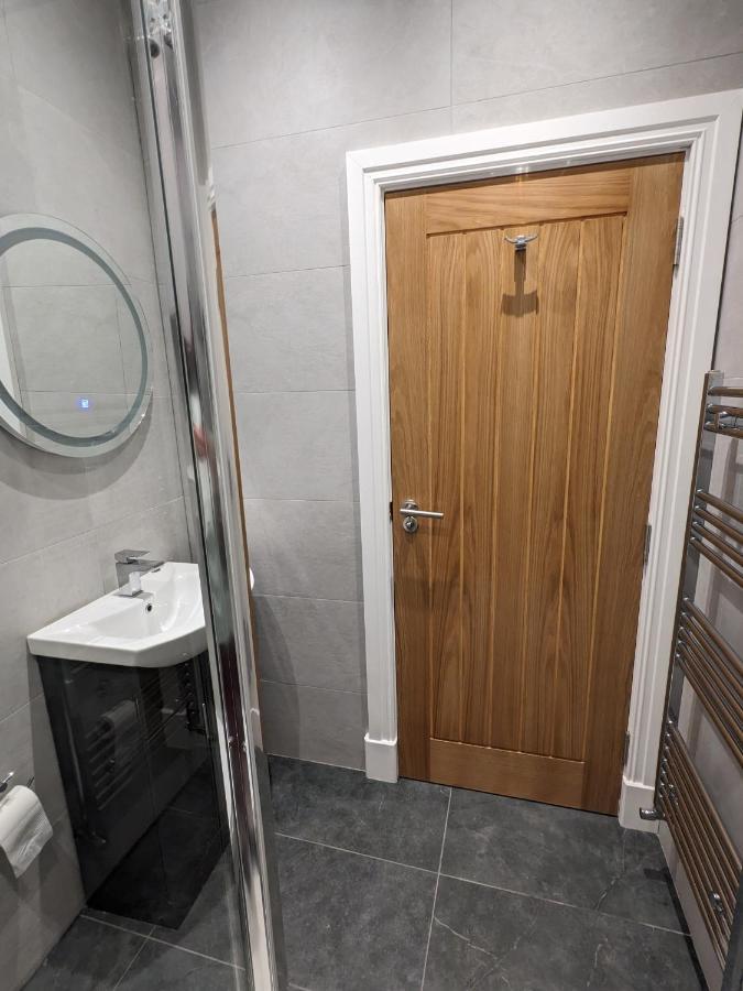 Modern Aptmt, 2 Stops To Central London, Smart Lock, Netflix อีลลิง ภายนอก รูปภาพ