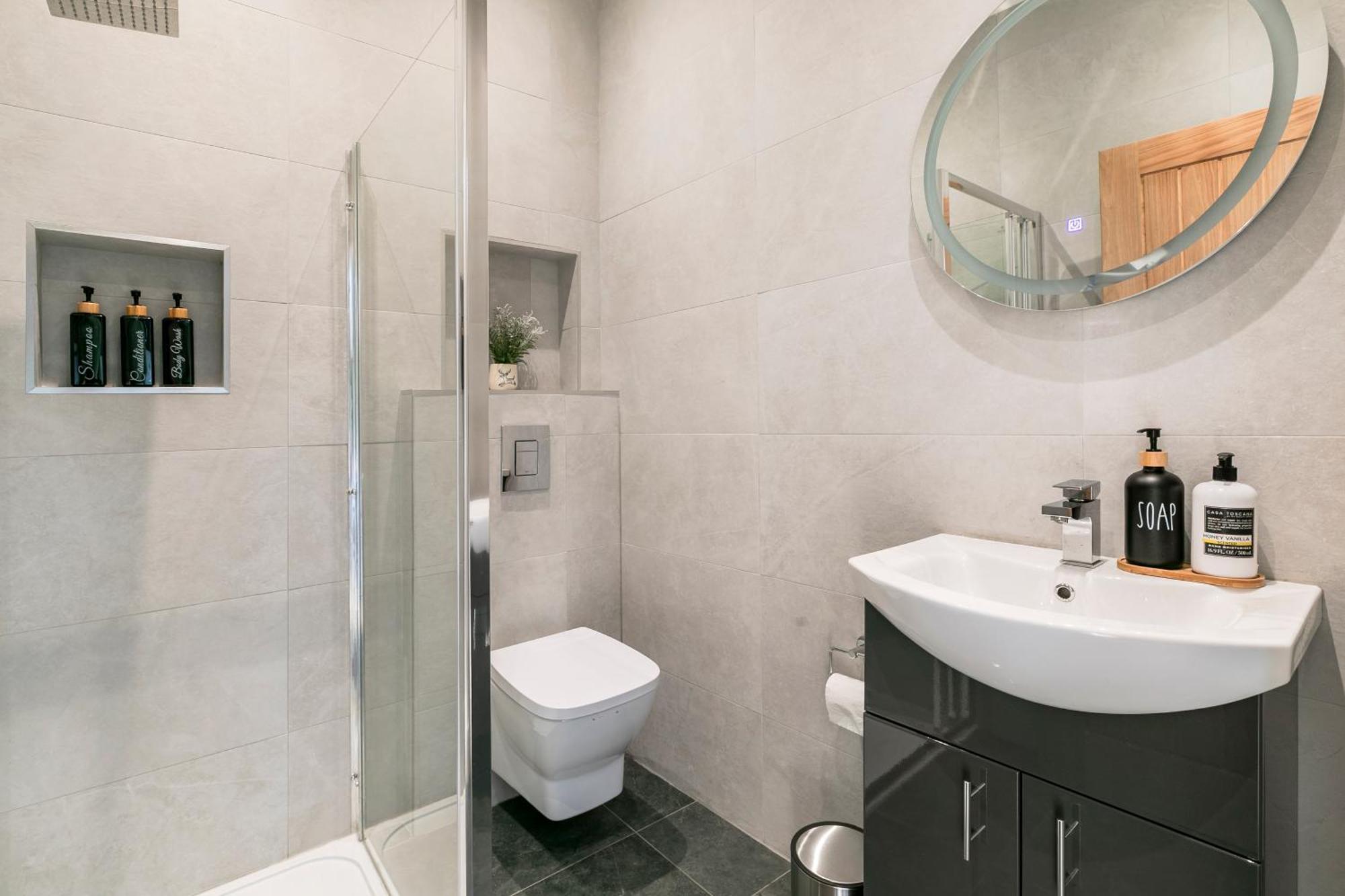 Modern Aptmt, 2 Stops To Central London, Smart Lock, Netflix อีลลิง ภายนอก รูปภาพ