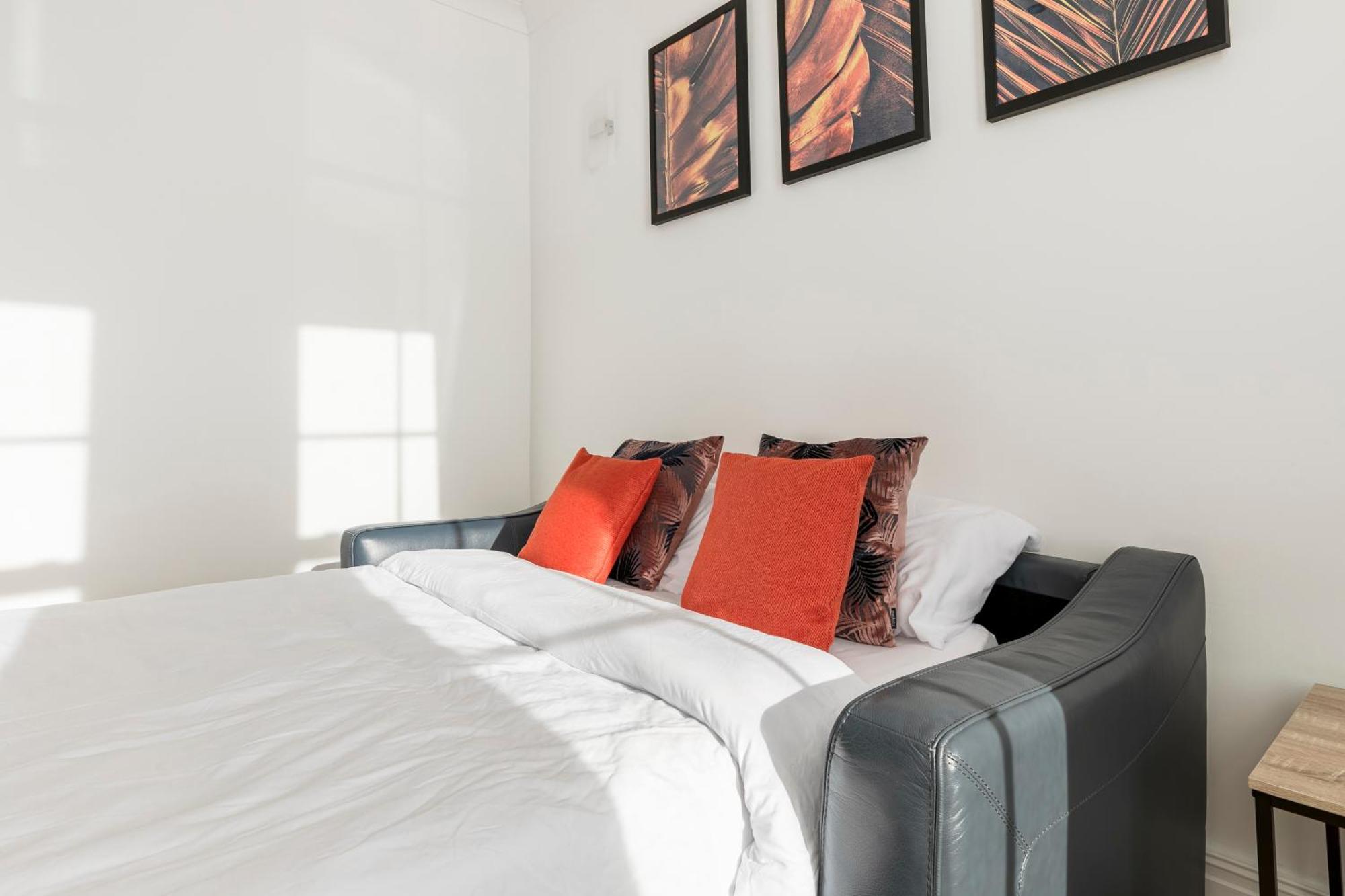 Modern Aptmt, 2 Stops To Central London, Smart Lock, Netflix อีลลิง ภายนอก รูปภาพ