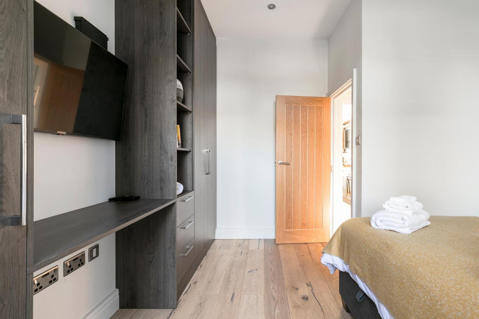 Modern Aptmt, 2 Stops To Central London, Smart Lock, Netflix อีลลิง ภายนอก รูปภาพ